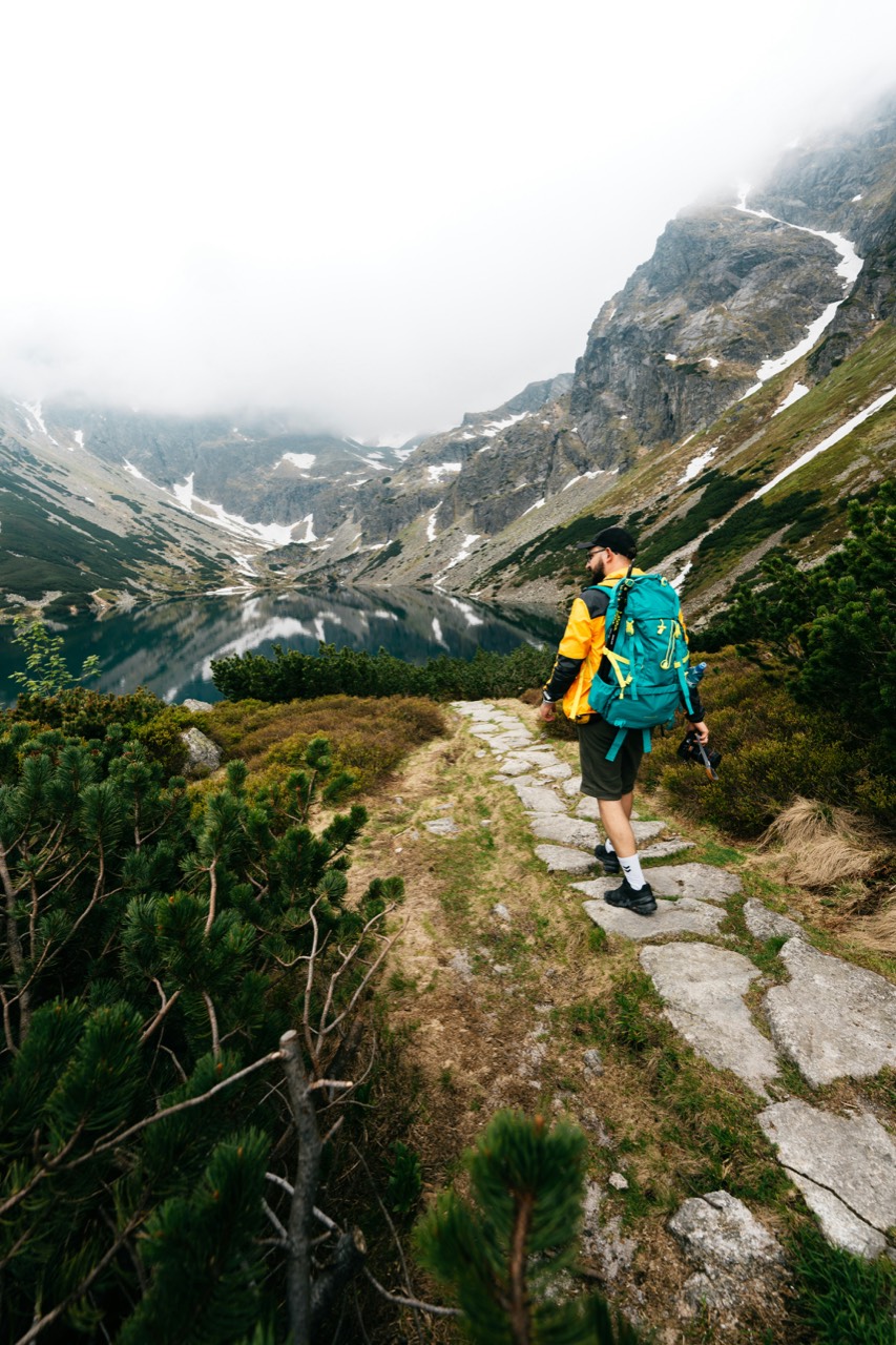 ザックを背負って石畳の登山道を歩くハイカー