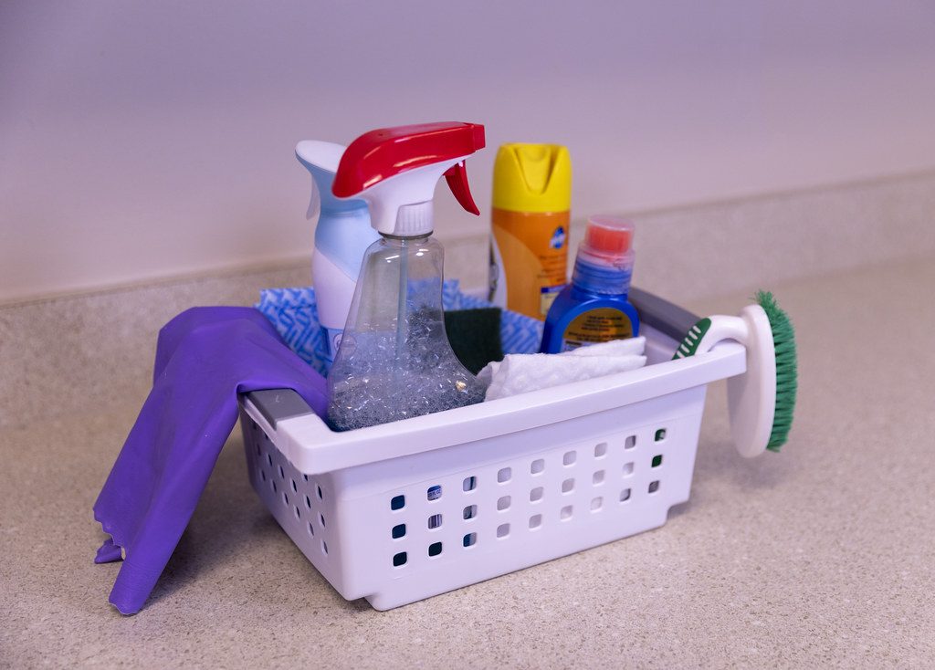 カゴに入った洗剤とスポンジなどの洗浄用品
