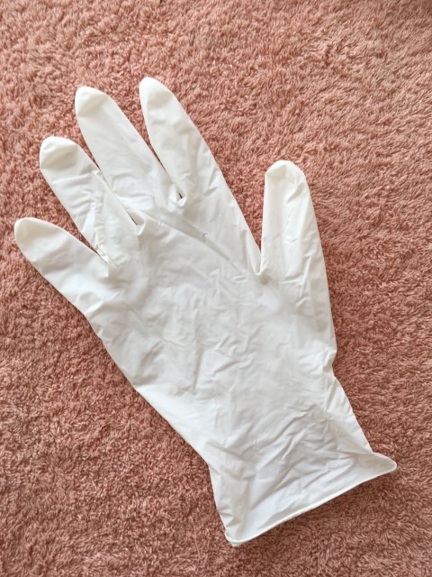 使い捨てのゴム手袋
