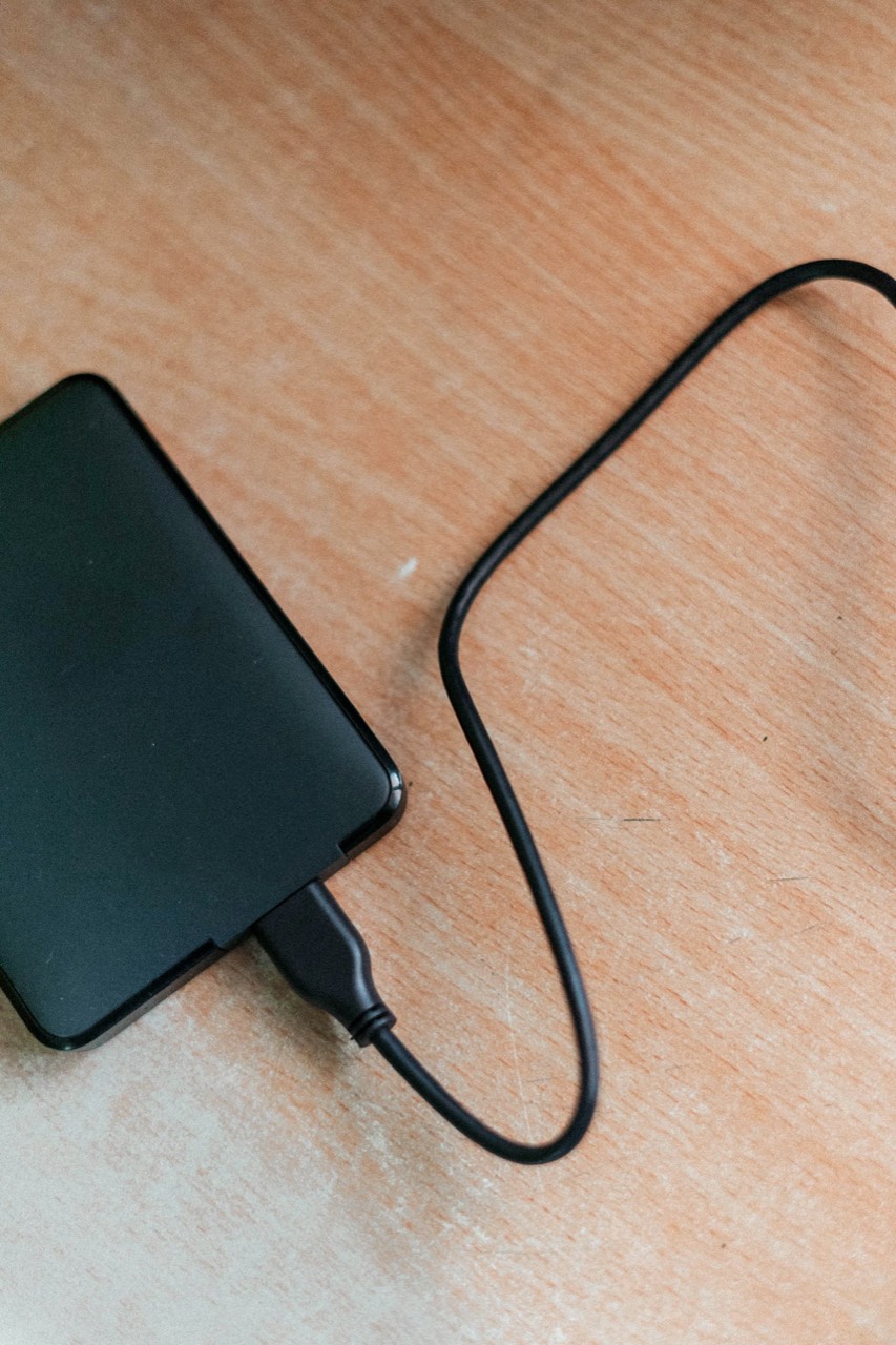 USBケーブルをつないで充電中の小型バッテリー