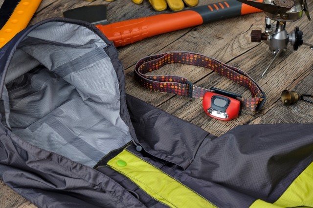 レインジャケットとヘッドライトなどの登山ギア