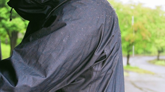 雨に濡れたレインジャケットの生地