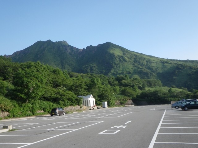 山を望む登山口の駐車場