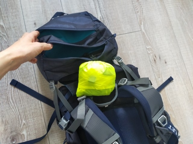 ザックのポケットを開ける手元