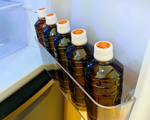 冷蔵庫のドアポケットに並んだ、自宅で作った麦茶のペットボトル